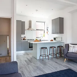 Modern Luxury Apartment, Sleeps 6, Location Apartment